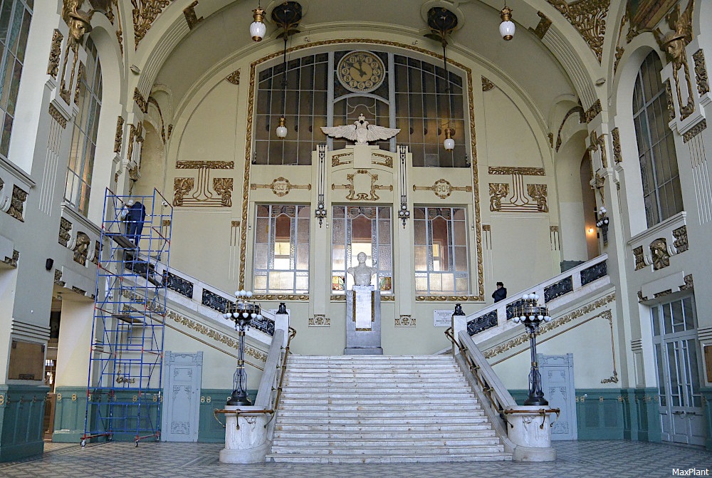 Парадный зал с мраморной лестницей Витебского вокзала